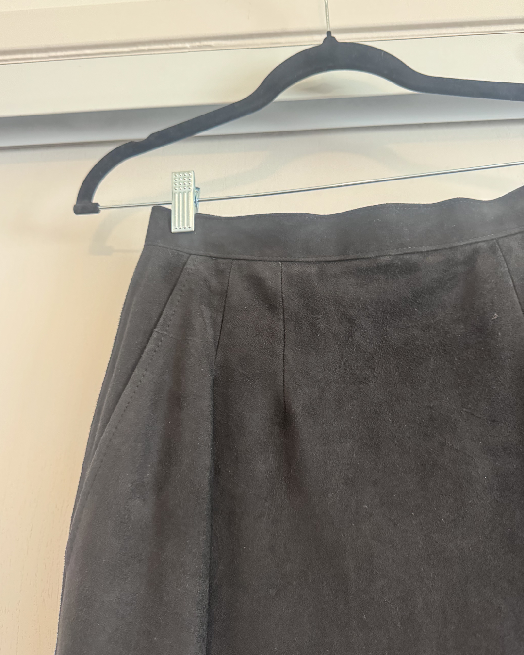 Vintage Anne Klein Black Suede Mid Length Skirt – Size 6