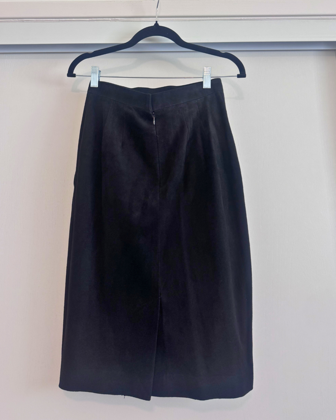 Vintage Anne Klein Black Suede Mid Length Skirt – Size 6