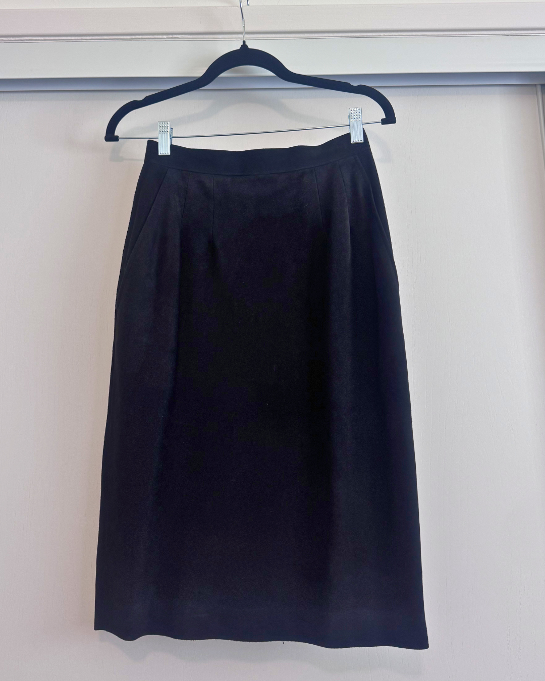 Vintage Anne Klein Black Suede Mid Length Skirt – Size 6