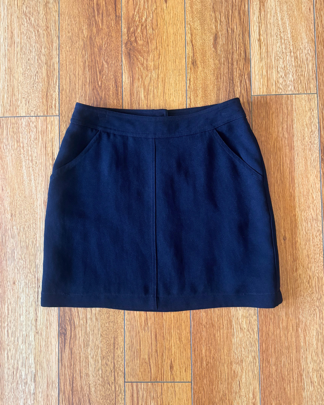 Vintage BCBG Women's Black Mini Skirt - Size 4