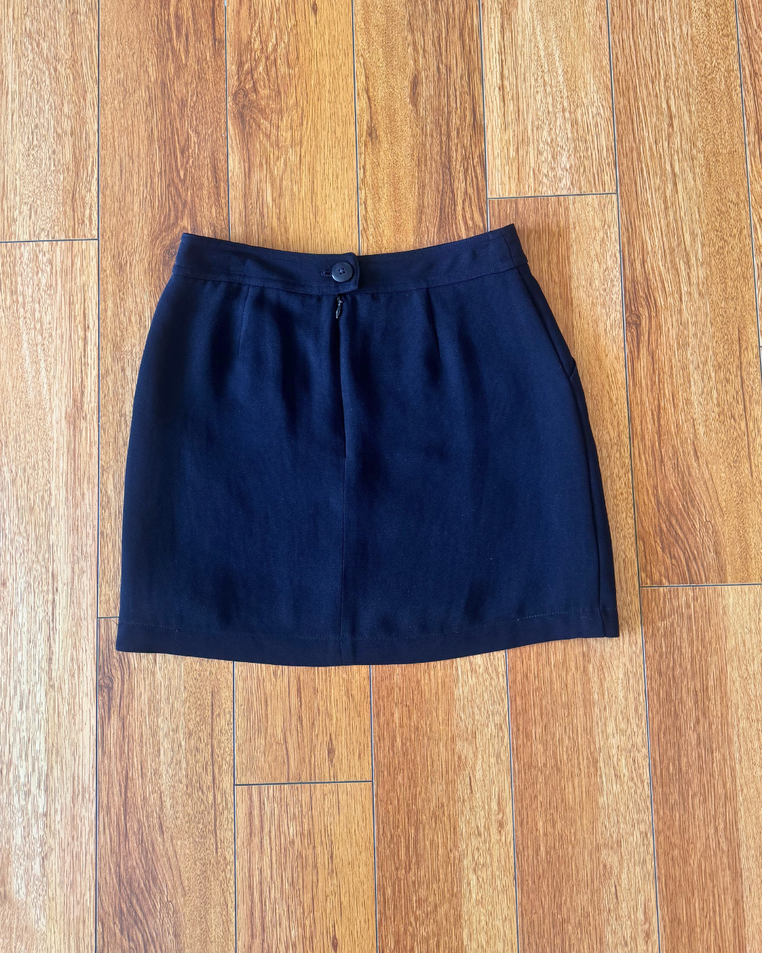 Vintage BCBG Women's Black Mini Skirt - Size 4